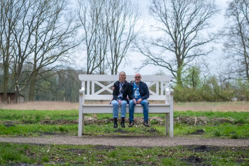 Riesenbank im Gutspark Garz