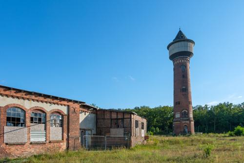 Wasserturm, Ringlokschuppen im Vordergrund